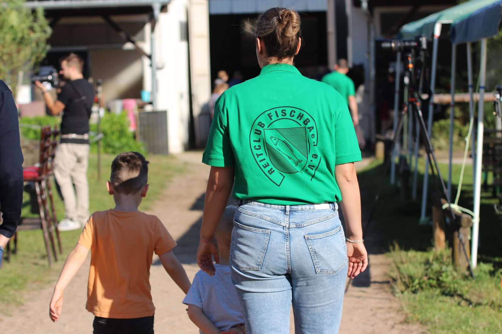 Mitglied im grünen Vereinspolo mit dem Wappen des Reitclub Fischbach